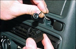 Неисправности центрального замка - kak-nayti-knopku-valet-300x194.jpg