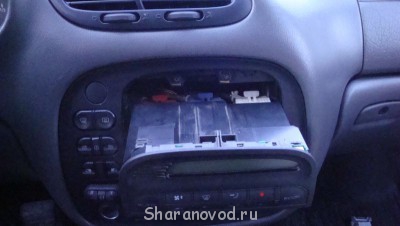 ПРи снятии блока надо подтолкнуть его изнутри через проем магнитофона,а то чуть панель не оторвал!