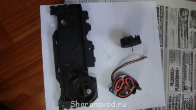 Разобрал вентилятор тоже очень грязный внутри ,почистил не знал напряжение питания,поэтому проверил блоком питания на 5 вольт вроде работает.Вентилятор оказывается работает обратно т.е не нагнетает на датчик, а втягивает воздух из салона.