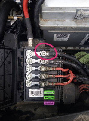 Всем привет. Кто подскажет с чем связан чёрный провод? При проверке на утечку, показания мультиметра с накинутым проводом 2.6....а с откинутым 0.14..... Спасибо! P. S на фото блок предохранителей под капотом фольцваген шаран 1.8 2002г двигатель AWC