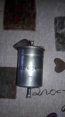 Вместо стрелки выбиты буквы HI