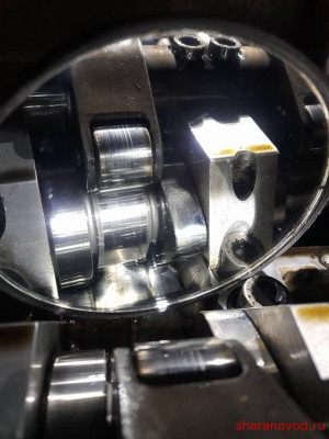 На правом кулачке треугольник черный