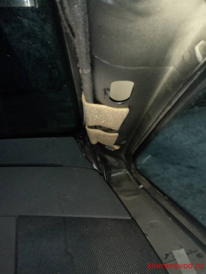 Снял боковую облицовку , так провода не видно