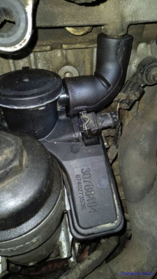 А тут утеплённый патрубок от мембраны к коллектору. Саму расположение данного узла выбрано довольно удачно. Опять же этот патрубок минимальный длины тоже плюс. <br /> В общем мне очень понравилось как запроектирована данная система.<br /> Ещё бы они продавали запчасти на это дело... Хорошо хоть мембрану можно заменить отдельно.