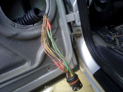 Провода стыковал не в том месте где гофра будет, а уже в самой двери.Те провода которые были потресканые, надел термокембрик.