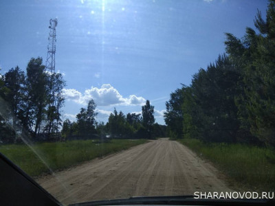 Кладбище и вышку проезжаем. Едем метров 150