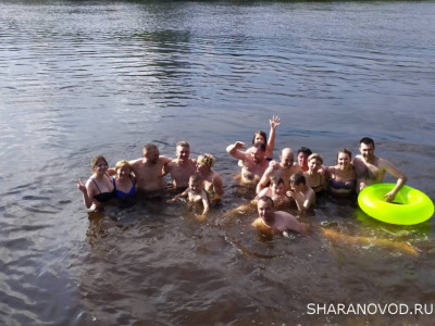 Группа в полосатых купальниках!)