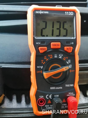 Между 1 и 3 контактами.