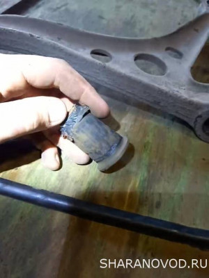 Закраину оторвало при выпрессовке, но и так видно, что вцелом резина уже "не та"))