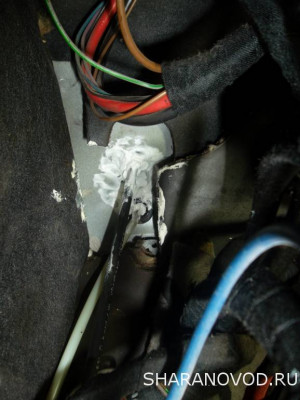 Замена уплотнения тросика капота - 01.JPG