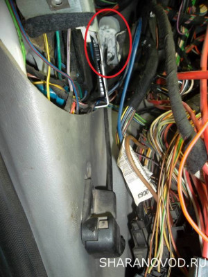 Замена уплотнения тросика капота - 02.JPG