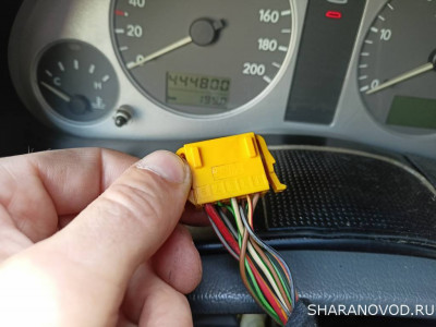 При моргании замыкается 9 пин (красный +12в) с 5 пин (белый с зелёной полосой)