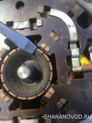 Отвёрткой указано, что щётка не прилегает к коллектору.