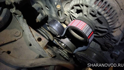 Хорошо виден механизм натяжения, по сути обычная планка с роликом, и отдельный винт которым удобно натягивать ремень.