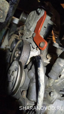 Здесь помимо дополнительного крепления генератора хорошо виден тот же натяжной механизм и как он крепится на кронштейне навесных агрегатов