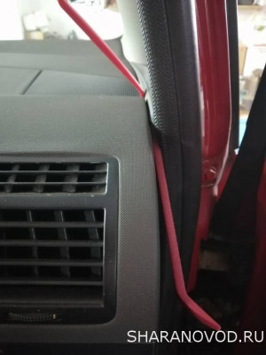 Снизу толкаем накладку вверх