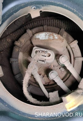 Вокруг крышки соляра смешана с пылью и песком