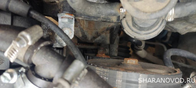 Тут видно что этот кронштейн жëстко к движку