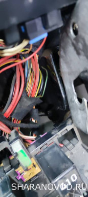 Черно зелёный, тонкий, который идёт к реле под номером 100