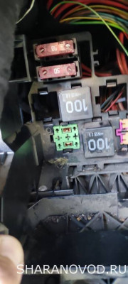 Гнездо, в котором стоит реле 444, с 4 контактами.