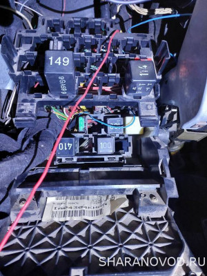 Какое из них, белое без номера, и вообще какое реле на что идёт, 410 как я понял на топливный насос.