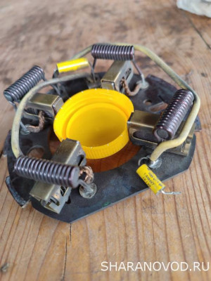 В качестве оправки щёток, подошла крышка от пятилитровки...