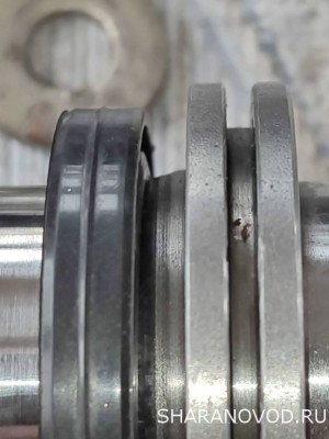 Сальник, дошел да края... дальше - расшиперение... так то, упор должен быть какбээ в армировку сальника, а не в рабочую кромку...