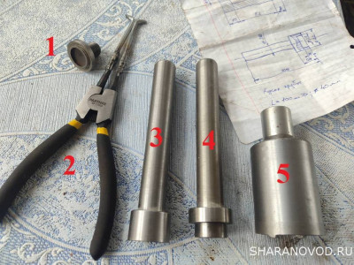 1 - шайба Ф=29.3 мм , для извлечения левого сальника штока...<br />2 - съёмник, для извлечения среднего подшипника и сальника вала золотника...<br />3 - оправка, для установки сальника вала золотника...<br />4 - оправка, для установки среднего подшипника вала золотника...<br />5 - "двузубый" вороток, для извлечения и установки правой направляющей в сборе с правым сальником...
