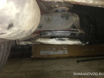 Новый затягивал на стоящей на колёсах машине покачав за балку предварительно.