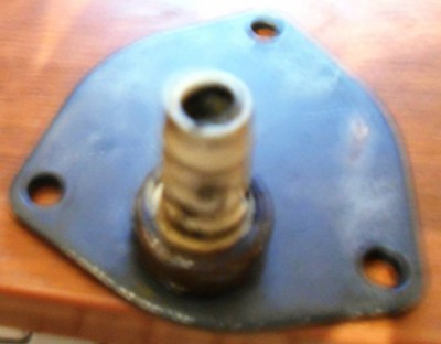 В этотм штуцере и стоит обратный клапан, он как раз и плохо держит вакуум.