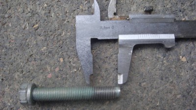 Вот на столько входит болт в опору