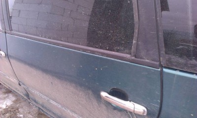 Нижнее уплотнение стекла