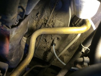 Ремонт системы кондиционирования салона. Не работает кондей. - шланг в кондер.jpg