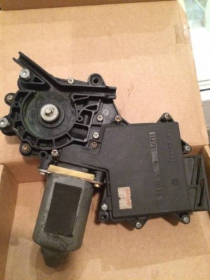 Двигатель стеклоподъемника б/у левый передний/задний 1000 р/шт.