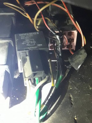 вот это реле почему то странно подсоединено из реле выходят толстые провода потом переходят в очень тонкие..соединение явно самопал..видимо меняли это реле