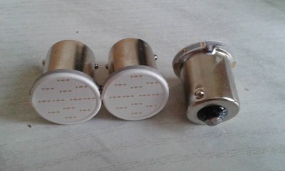 А эти красным светят- в зад. габариты.