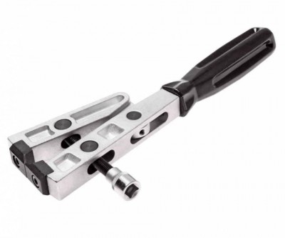 Клещи вот такие. Аналог дилерской приспособы.