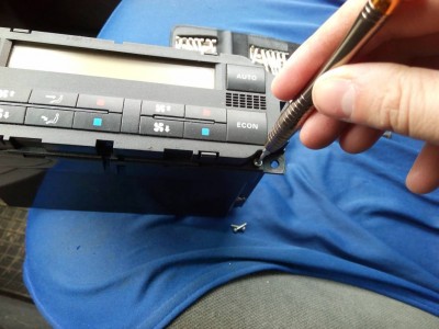 торксом т6 откручиваем 4 винта, снимаем морду