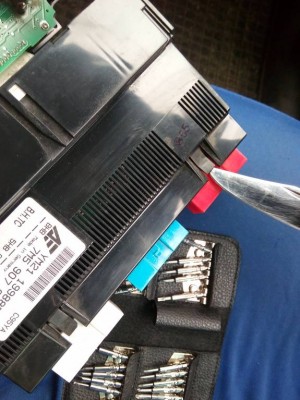 ковыряем две защелки, высовываем плату из корпуса (необязательно)