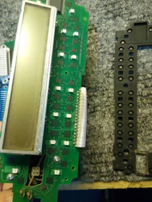 Плпутно чистим спиртом контактв кнопок и резинку, а также вычищаем, выдуваем терморезистор салонной температуры и вентилятор