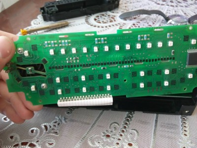 чистим контакты дисплея (ряд черных квадратов)