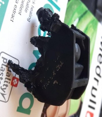 Сегодня разобрался!<br />При том чуть не спалил машину.<br />Вот и виновник!