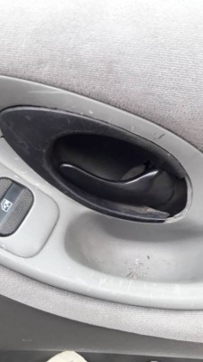 Нужны обе правые...пердняя и задняя