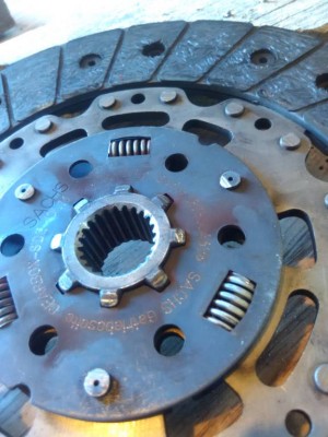 сторона которой нужно было устанавливать к коробке,  на заклепках ближе к центру видны потертости.