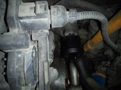 Снимает патрубок радиатора с фланца и сливаем ОЖ