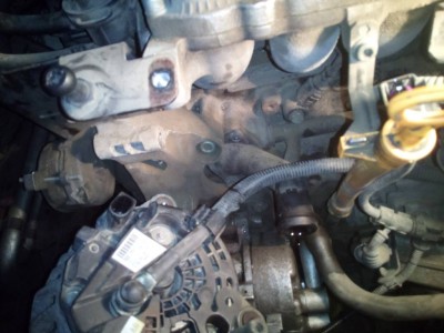 Откручиваем 2 болта крепления генератора и снимаем его. (Минусовую клемму на аккуме мы, конечно же, отключили, ещё перед началом работы ).