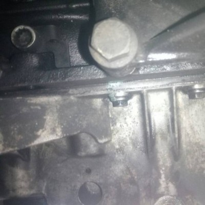 Между поддоном и блоком черная полоса.Что это？