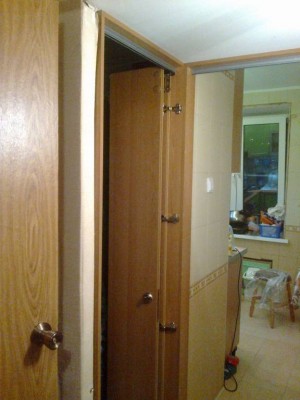 Слева ванна, прямо кухня.