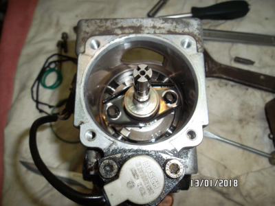 ...снимать-ставить плунжер в вертикальном положении...<br />в горизонтальном - всё по вывалилось... пружины, волновая шайба, ролики и пр. :)