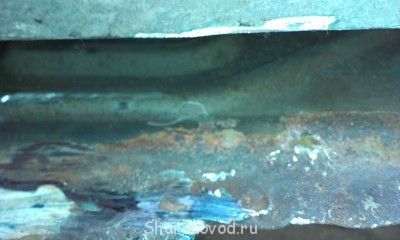 Тут хорошо видно, что усилитель внутри не просто жив, а в отличном состоянии. Сгнил только шов, который был согнут.